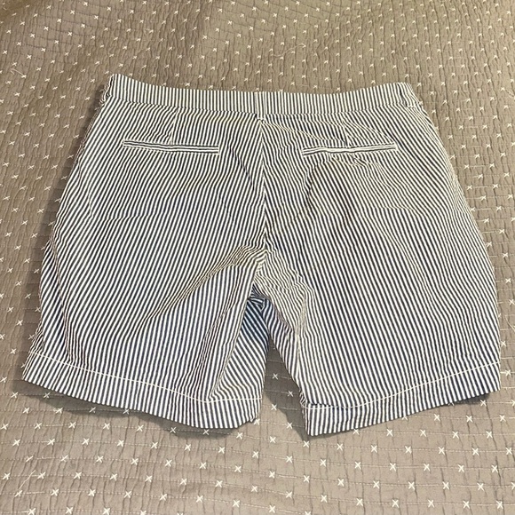 Old Navy Women’s Everyday Sear Sucker Striped Shorts 14 Blue and White - Picture 2 of 5